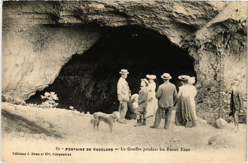 Carte postale ancienne Fontaine de Vaucluse - Le Gouffre pendant à Fontaine-de-Vaucluse