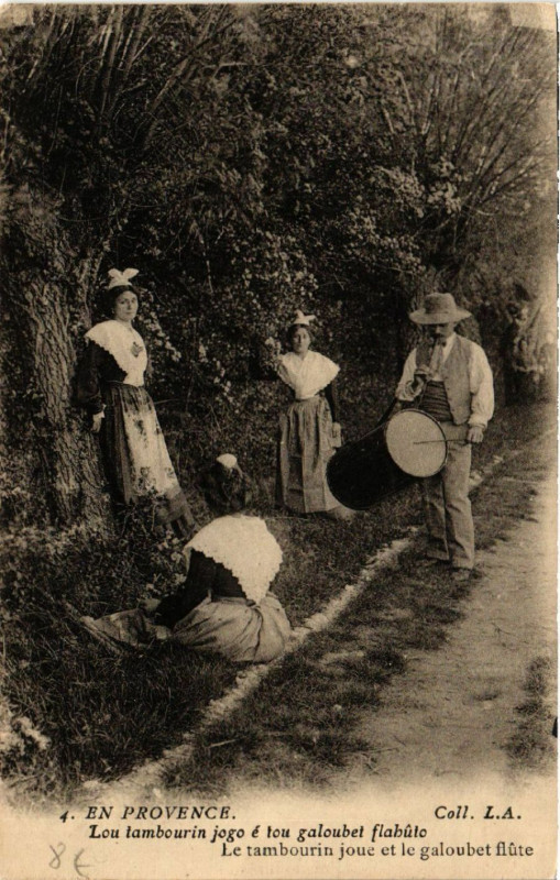 Carte postale ancienne En Provence - Le Tambourin joue etlegaloubet flute