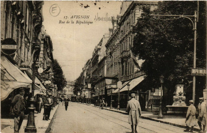 Carte postale ancienne Avignon - Rue de la Republique à Avignon