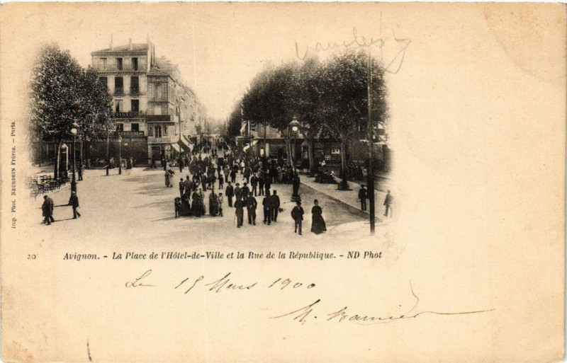 Carte postale ancienne Avignon - La Place de l'Hotel de Ville à Avignon