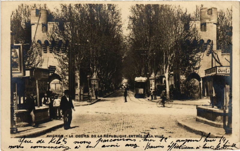 Carte postale ancienne Avignon - La Cours de la Republique à Avignon