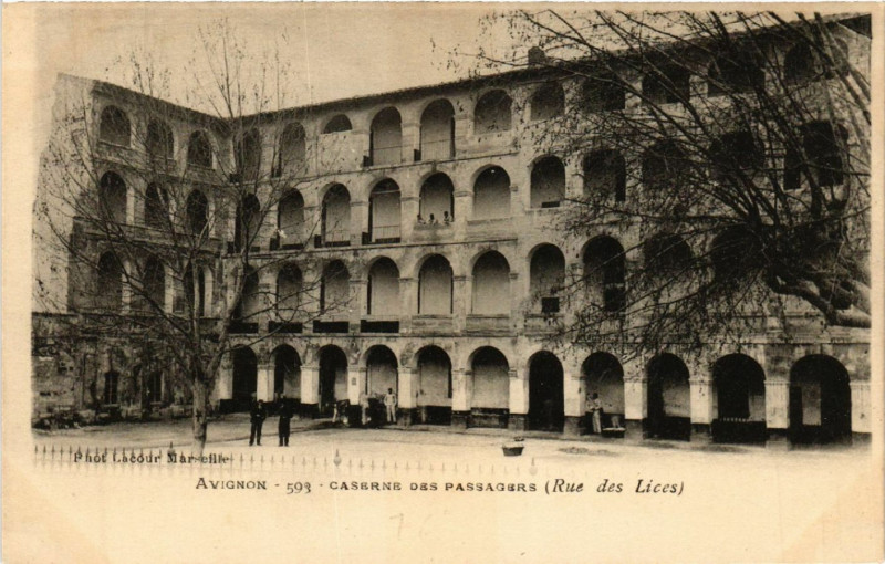 Carte postale ancienne Avignon - Caserne des Passagers à Avignon