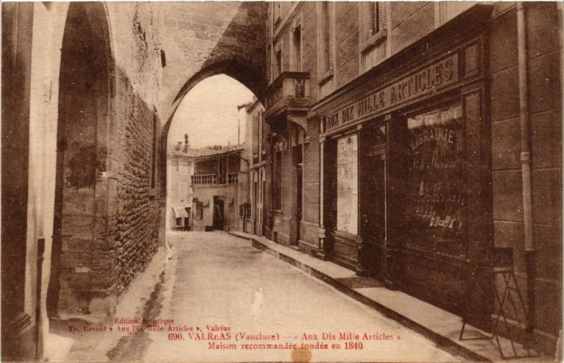 Carte postale ancienne Valreas - Vaucluse - Aux Dix Mille - Maison Articles recommandes à Valréas