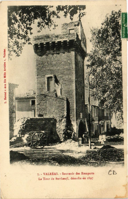 Carte postale ancienne Valreas - Souvenir des Remparts - La Tour de Bertheuil demolie... à Valréas
