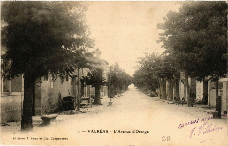 Carte postale ancienne Valreas - L'Avenue d'Orange à Valréas