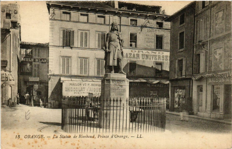 Carte postale ancienne Orange - La Statue de Rimbaud Prince d'Orange à Orange