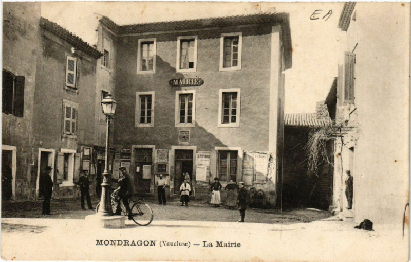 Carte postale ancienne Montdragon - La Mairie
