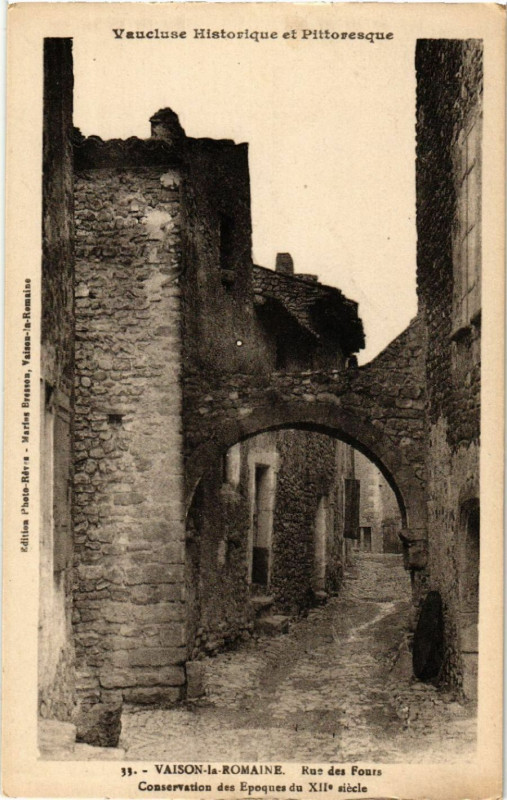 Carte postale ancienne Vaison-le-Romaine-Rue des Fours Conservation des Epoques du Xii s