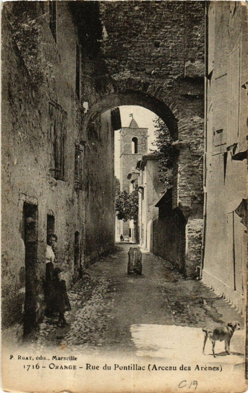 Carte postale ancienne Orange - Rue du Pontillac (Arceau des Arenes) à Orange