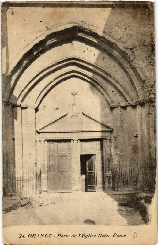 Carte postale ancienne Orange - Porte de l'Eglise N.-D. à Orange