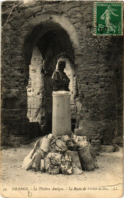 Carte postale ancienne Orange - Le Theatre Antique - Le Buste de Viollet-de-Duc à Orange