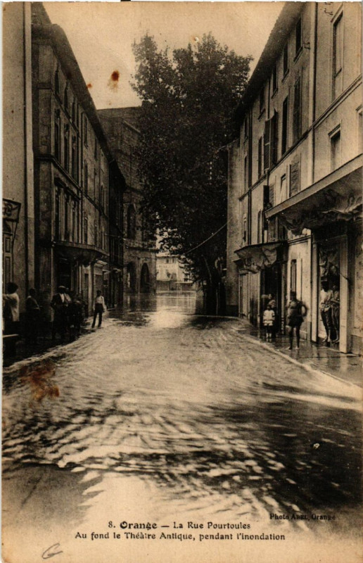 Carte postale ancienne Orange - La Rue Pourtoules - Au fond le Theatre Antique pendant à Orange