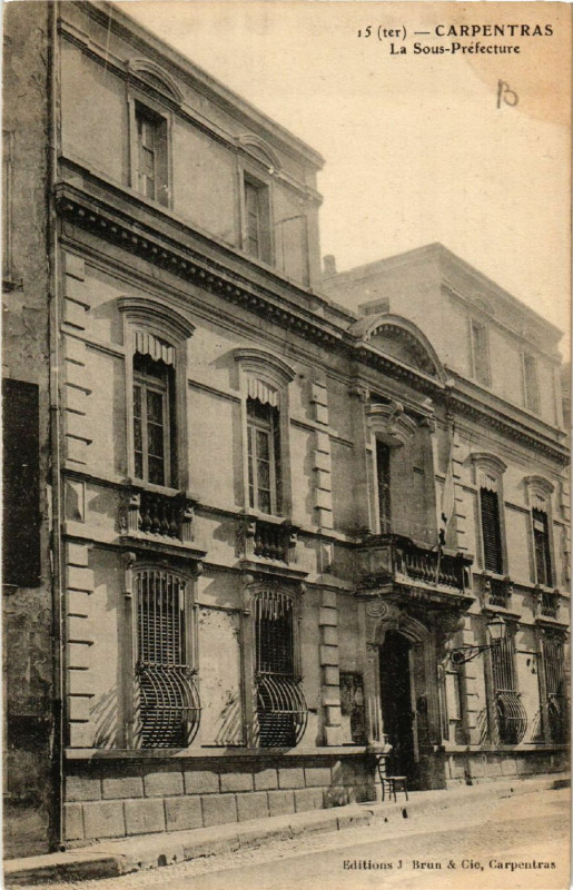 Carte postale ancienne Carpentras - La Sous-Prefecture à Carpentras