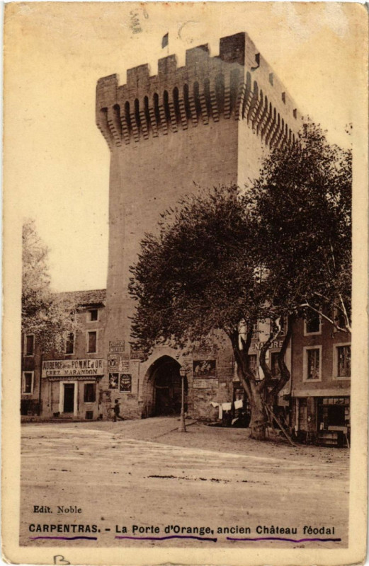 Carte postale ancienne Carpentras - La Porte d'Orange ancien Chateau feodal à Carpentras