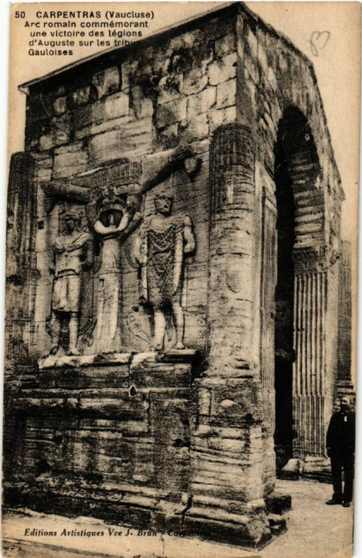Carte postale ancienne Carpentras - Arc romain commemorant une victoire à Carpentras