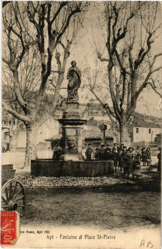 Carte postale ancienne Apt - Fontaine d'Place St-Pierre à Apt