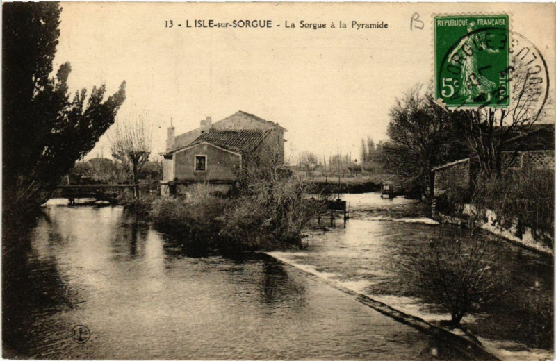 Carte postale ancienne L'Isle-sur-Sorgue - La Sorgue a la Pyramide