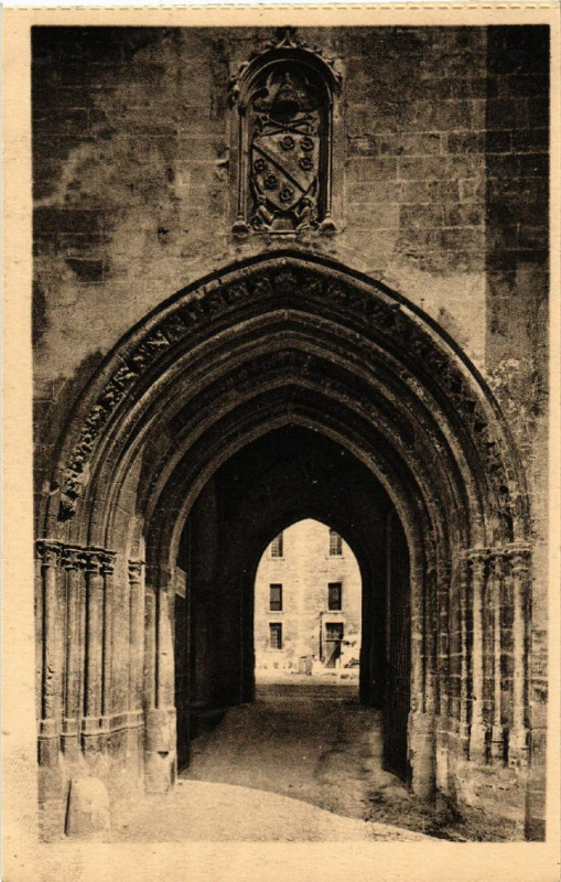 Carte postale ancienne Avignon - Palais des Papes (Xiv S.) - Entrée Principale et Blason à Avignon