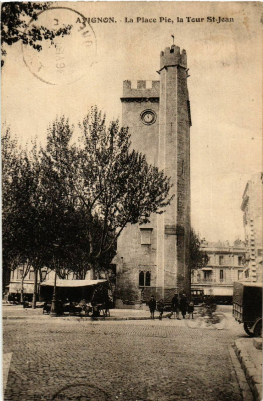 Carte postale ancienne Avignon - La Place Pic la Tour St-Jean à Avignon