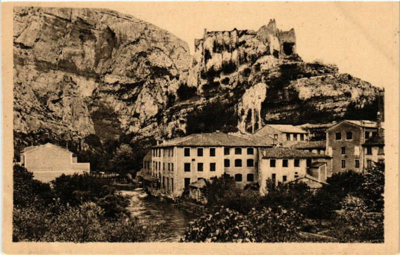Carte postale ancienne Vaucluse - La Fontaine et le Chatau de Petrarque