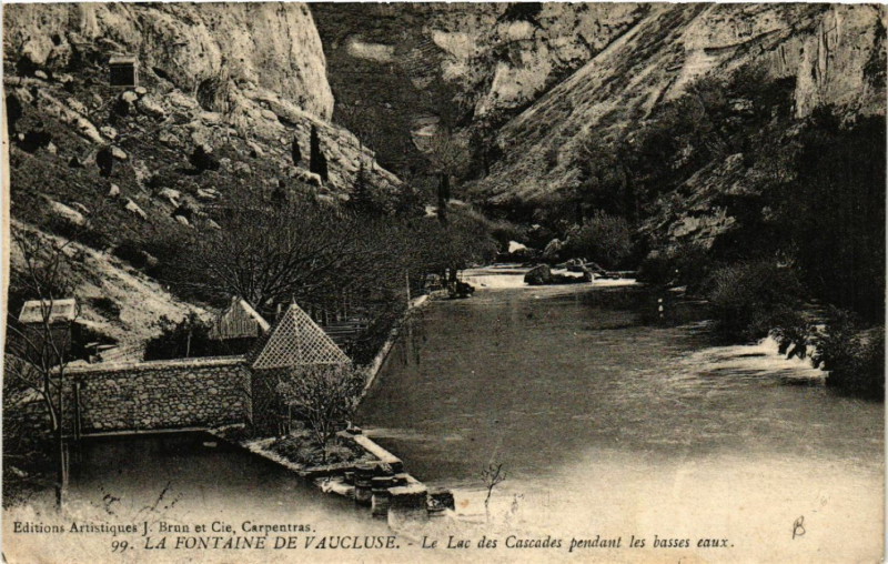 Carte postale ancienne La Fontaine de Vaucluse - Le Lac des Cascades pendant les basses à Fontaine-de-Vaucluse