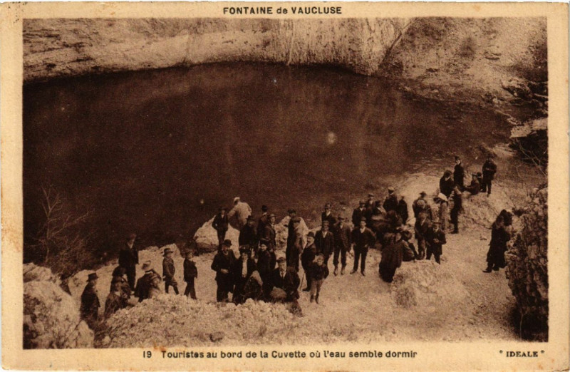 Carte postale ancienne Fontaine de Vaucluse - Touriates au bord de la Cuvette ou l'eau à Fontaine-de-Vaucluse