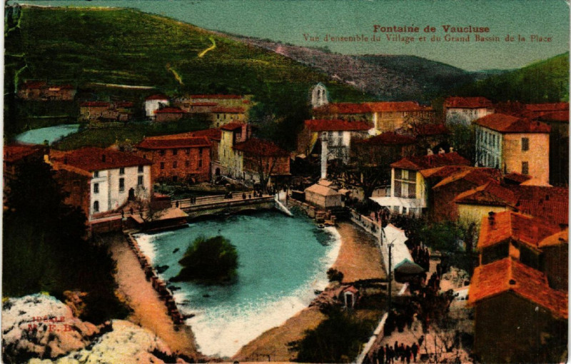 Carte postale ancienne Fontaine de Vaucluse Vue d'ensemble de Village et du Grand Bassin à Fontaine-de-Vaucluse