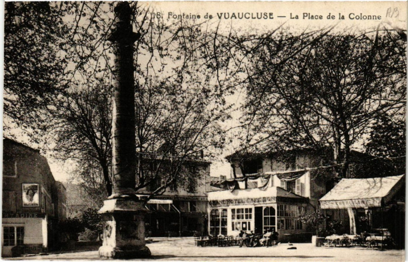 Carte postale ancienne Fontaine de Vaucluse - La Place de la Colonne à Fontaine-de-Vaucluse