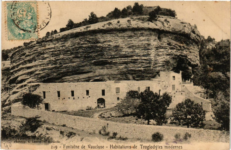 Carte postale ancienne Fontaine de Vaucluse - Habitations de Troglodytes modernes à Fontaine-de-Vaucluse