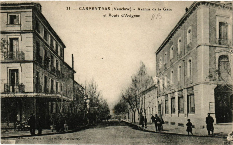 Carte postale ancienne Carpentras - Avenue de la Gare et Route d'Avignon à Carpentras