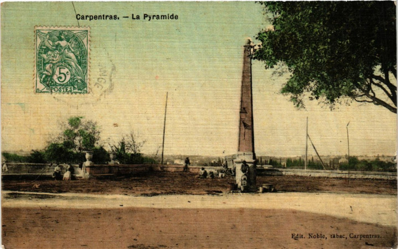 Carte postale ancienne Carpentras - La Pyraide à Carpentras
