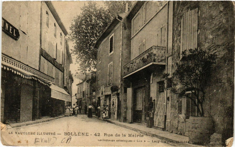 Carte postale ancienne Le Vaucluse Illustre - Bollene - Rue de la Mairie à Bollène