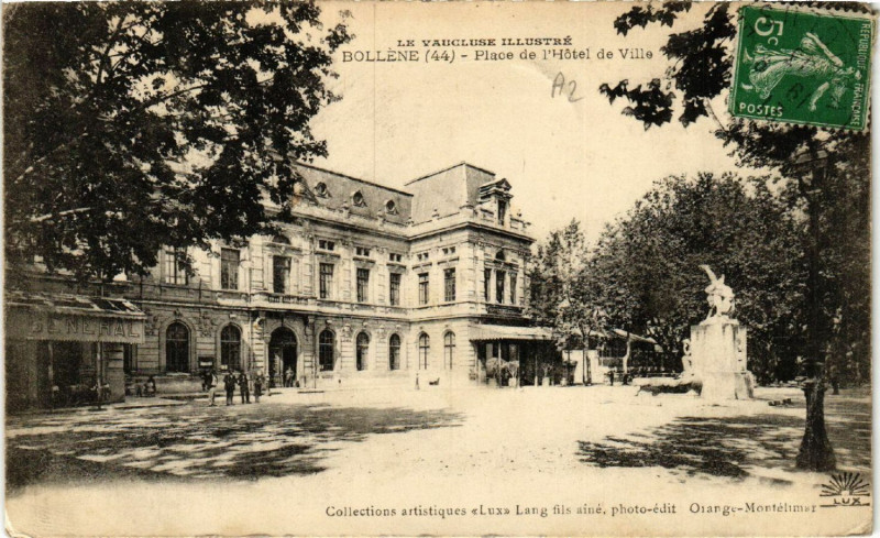 Carte postale ancienne Le Vaucluse Illustre - Bollene - Place de l'Hotel-de-Ville à Bollène