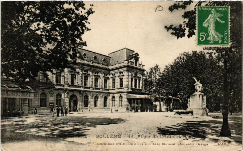 Carte postale ancienne Le Vaucluse Illustre - Bollene - Place de l'Hotel-de-Ville à Bollène