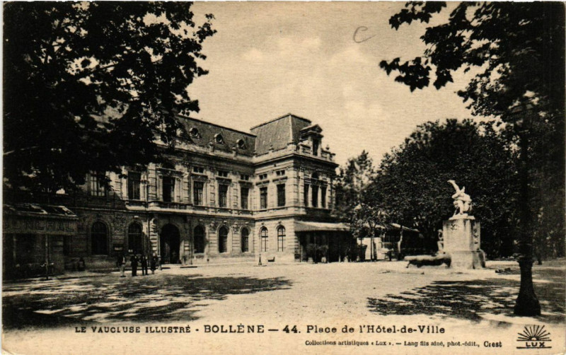 Carte postale ancienne Le Vaucluse Illustre - Bollene - Place de l'Hotel-de-Ville à Bollène