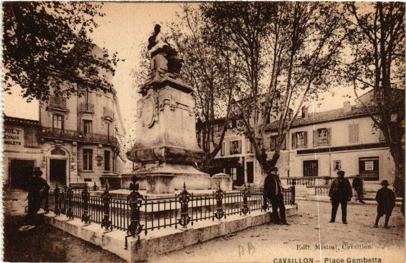 Carte postale ancienne Cavaillon - Place Gambetta à Cavaillon