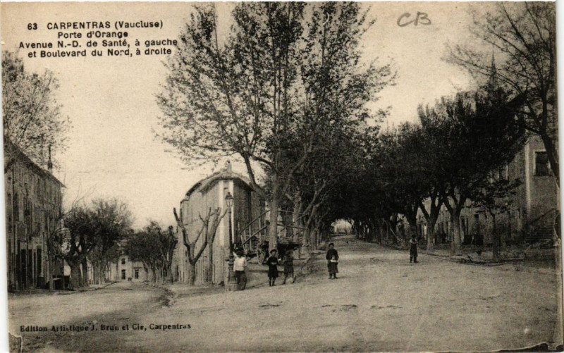 Carte postale ancienne Carpentras - Porte d'Orange - Avenue N.-D. de Sante... à Carpentras