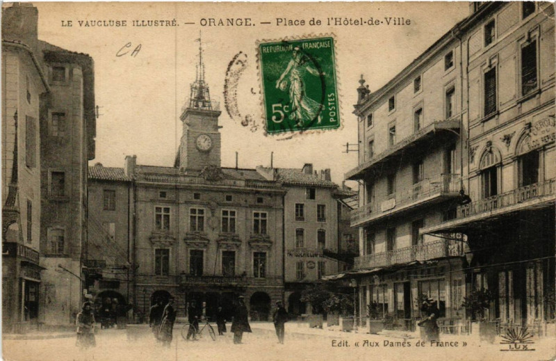 Carte postale ancienne Le Vaucluse Illustre - Orange - Place de l'Hotel-de-Ville à Orange