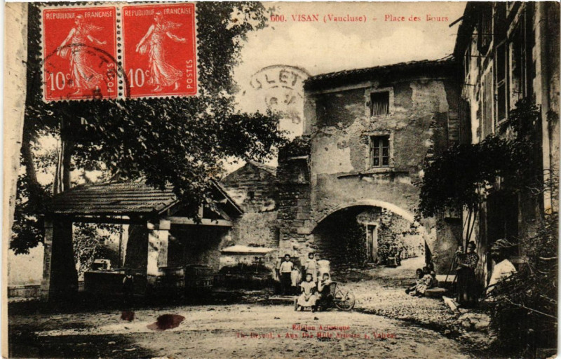 Carte postale ancienne Visan - Place de Feurs à Visan