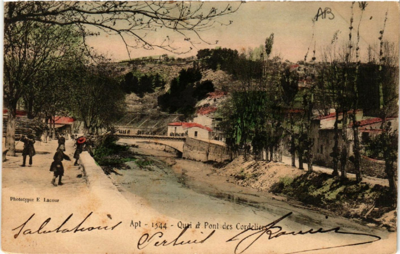 Carte postale ancienne Apt - Quai et Pont des Cordeliers à Apt
