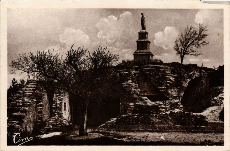 Carte postale ancienne Orange - La Madone et Ruines Romaines à Orange