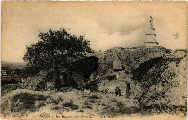 Carte postale ancienne Orange - La Madone et les Ruines du Chateau à Orange