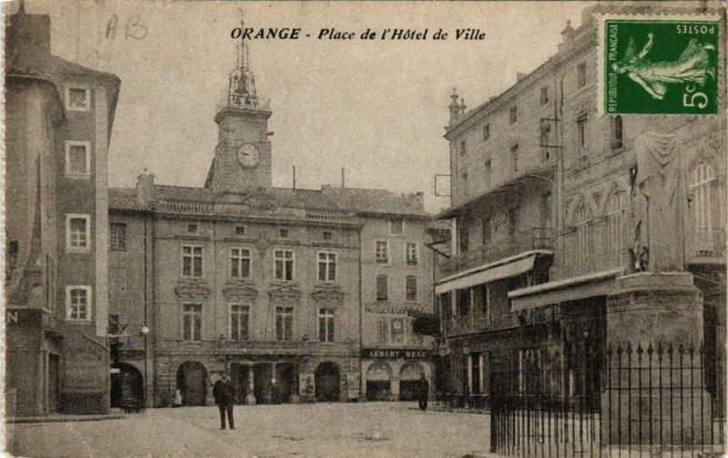 Carte postale ancienne Orange - Place de l'Hotel de Ville à Orange