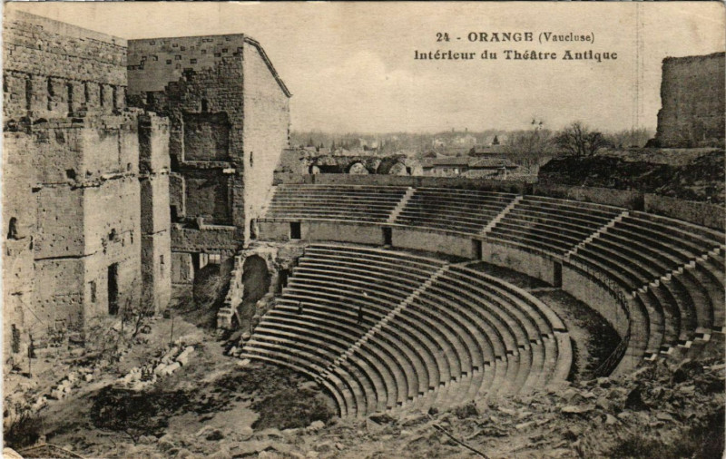 Carte postale ancienne Orange - Int. du Theatre Antique à Orange