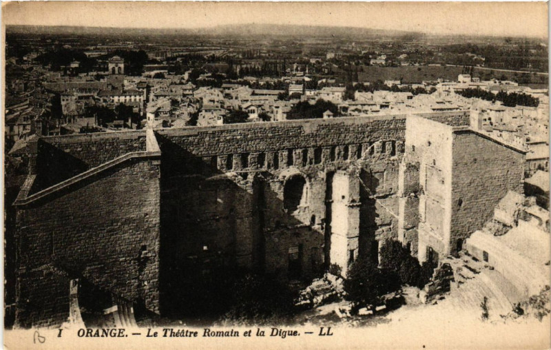 Carte postale ancienne Orange - Le Theatre Romain et le Digue à Orange