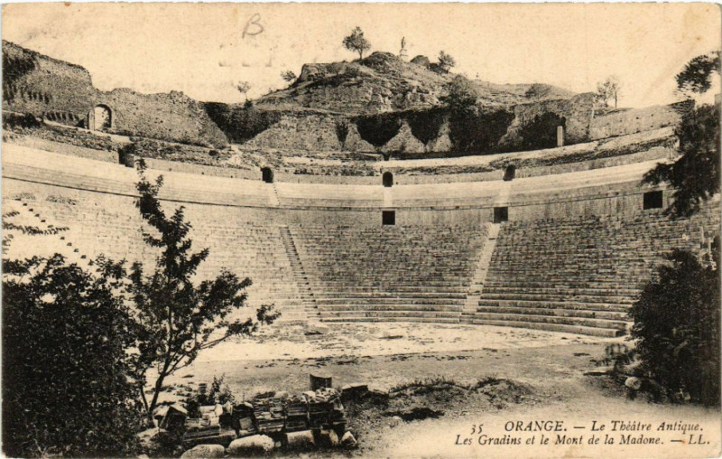 Carte postale ancienne Orange - Le Theatre Antique - Les Gradins et le Mont de la Madone à Orange