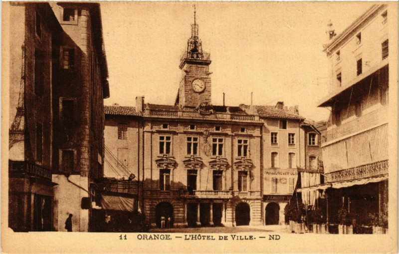 Carte postale ancienne Orange - L'Hotel de Ville à Orange