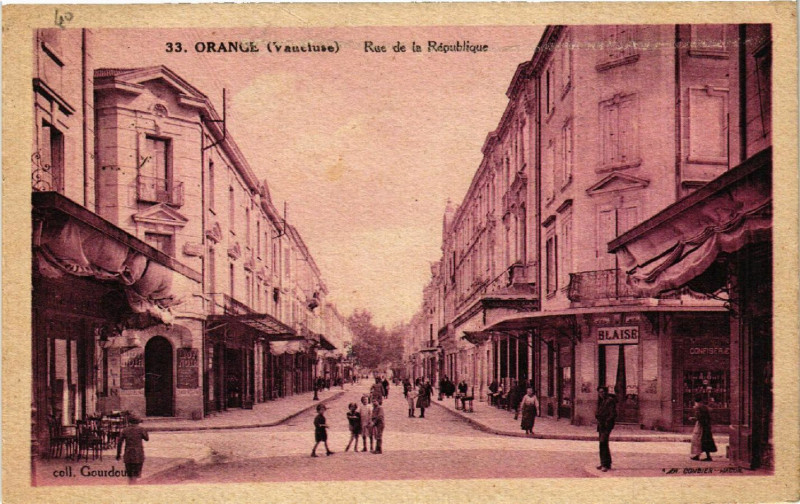 Carte postale ancienne Orange - Rue de la Republique à Orange