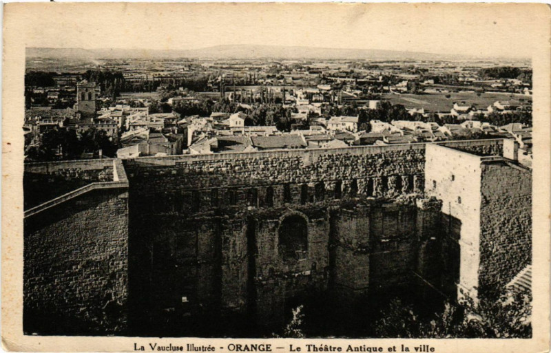 Carte postale ancienne La Vaucluse illustrée - Orange - Le Theatre Antique et la ville à Orange