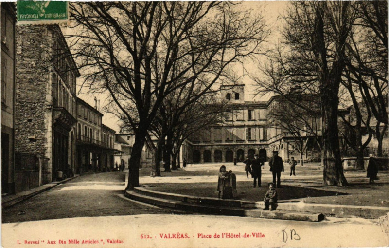 Carte postale ancienne Valreas - Place de l'Hotel-de-Ville à Valréas